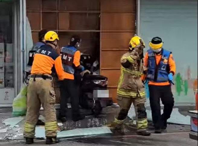 老翁路口突暈眩未減速撞破超商玻璃，遭玻璃割傷流血送醫。（翻攝自永康大小事）