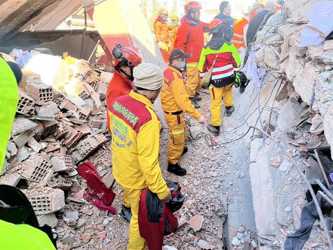 屏东县人道救援队的40名救灾医护人员9日抵达土耳其强震灾区，立即投入抢救行列。（屏东消防局提供／谢佳潾屏东传真）