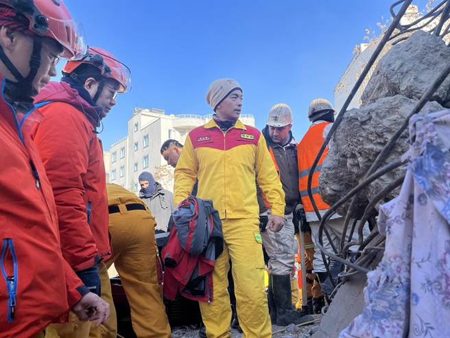 屏东县人道救援队的40名救灾医护人员9日抵达土耳其强震灾区，立即投入抢救行列。（屏东消防局提供／谢佳潾屏东传真）
