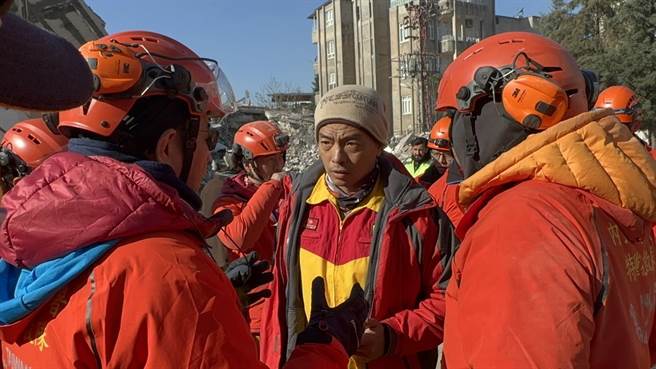 屏东县人道救援队的40名救灾医护人员9日抵达土耳其强震灾区，立即投入抢救行列。（屏东消防局提供／谢佳潾屏东传真）