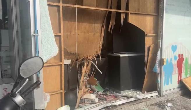 劉姓老翁把超商撞出一個大洞。（讀者提供／曹婷婷台南傳真）