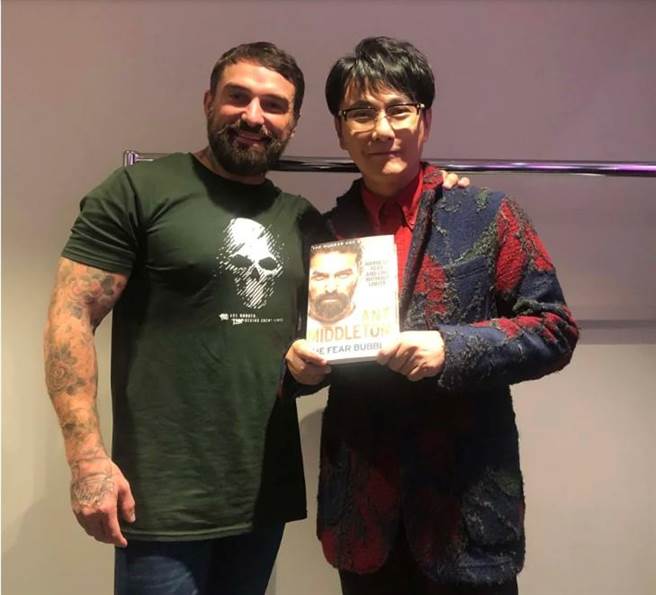 张信哲（右）与国外知名网红Ant Middleton拥私交。（开丽娱乐提供）