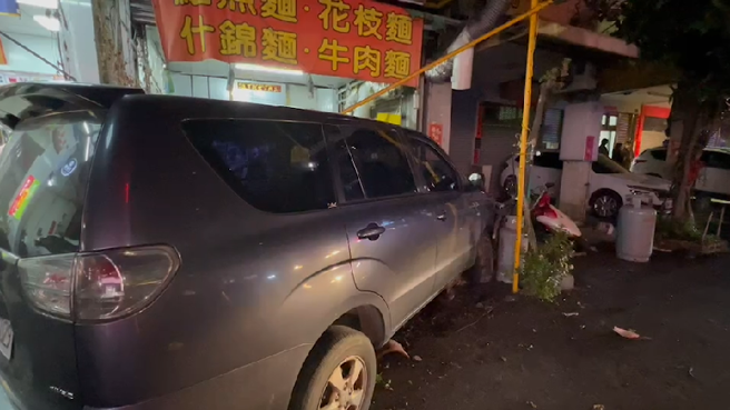 台中今（9）晚8點40分發生嚴重車禍，一輛轎車高速撞進麵店，據報有兩人輕重傷送醫。（翻攝畫面）