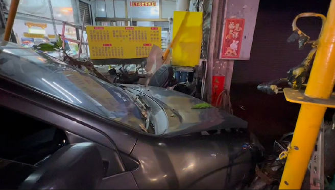 台中今（9）晚8點40分發生嚴重車禍，一輛轎車高速撞進麵店，據報有兩人輕重傷送醫。（翻攝畫面）