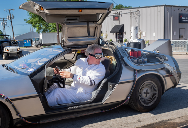 PTT网友在国道上遇见经典电影《回到未来》主角坐驾，拍下照片的副驾驶还为此尖叫不已。（示意图/shutterstock）