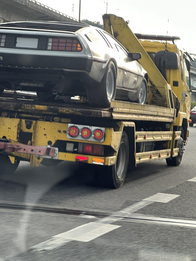 PTT网友在国道上遇见经典电影《回到未来》主角坐驾，拍下照片的副驾驶还为此尖叫不已。（翻摄自PTT）