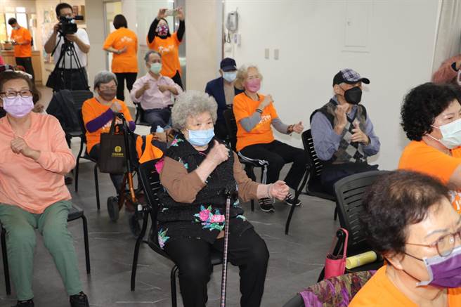 84岁的失智阿嬷美惠（中）在参加据点课程后 ，变得很有活力。（黄敬文翻摄）