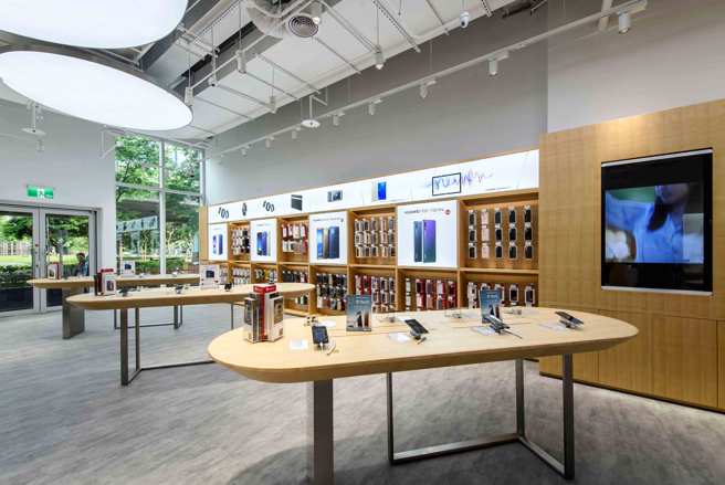 华为脸书公告台北、台中服务中心闭店。（图／取自华为官网）