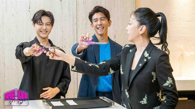 王子（左）、修杰楷光是要稳拿剪髮刀就差点抽筋，右为髮神吴依霖。（TVBS提供）