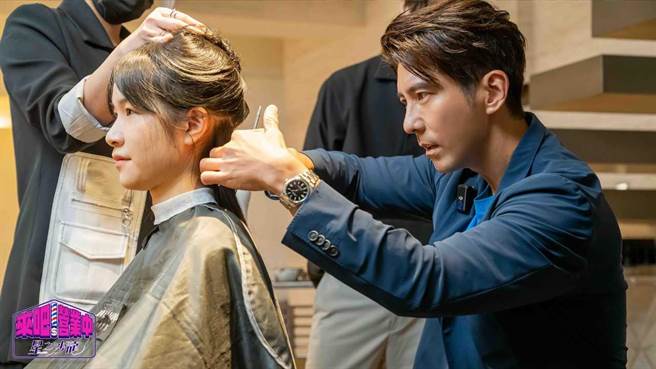 修杰楷认真练习剪髮技巧。（TVBS提供）