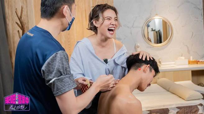 谢依霖摸遍男模全身仍找不到穴位。（TVBS提供）