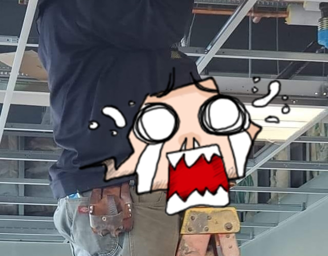 有男子在工地现场看见1名装修师傅稳稳地站在铝梯上，他走近一看「终于知道答案了」。（翻摄自脸书爆废公社）