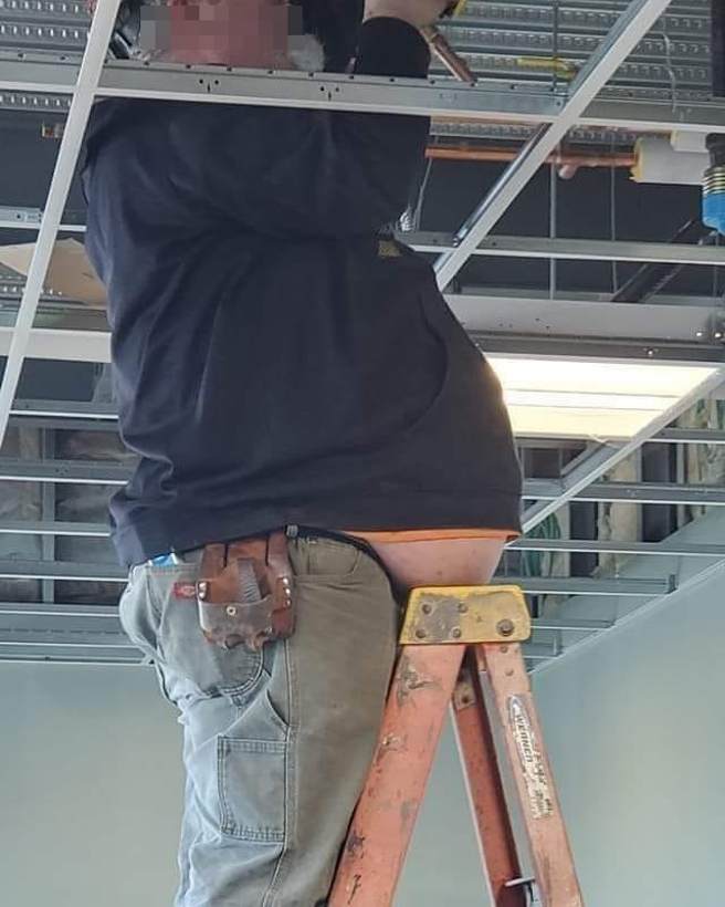 有男子在工地现场看见1名装修师傅稳稳地站在铝梯上，他走近一看「终于知道答案了」。（翻摄自脸书爆废公社）