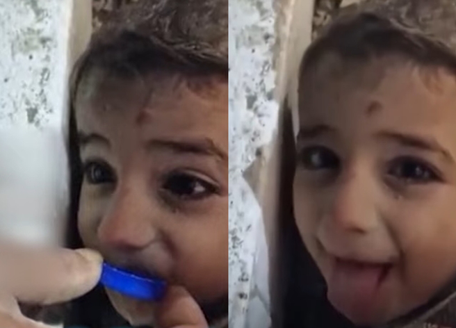 男童受困瓦砾堆中45小时，搜救人员用瓶盖喂水，喝到水后的男童也露出「坚强的微笑」。（翻摄自影片）