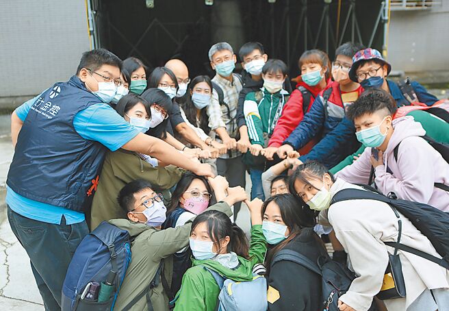 元大志工陪伴青少年圆梦「出走」，突破框架寻找自我价值。图／元大提供