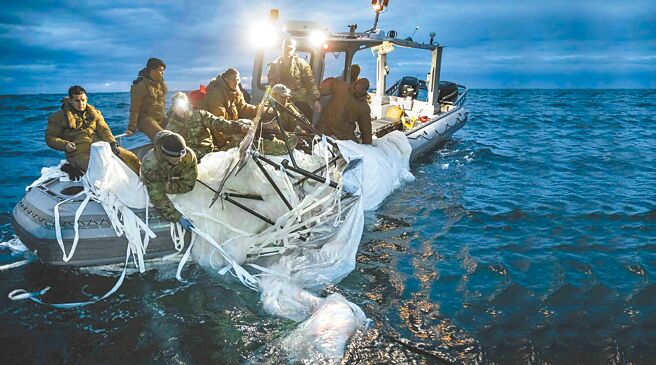 中国侦察气球飞越美国领土后，被美军击落，并在南卡罗来纳州月桂堤外海打捞气球残骸。（美联社）