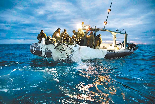 中国侦察气球越过美国领土，造成美中情势再度紧张。图为美军打捞击落的气球残骸。（路透）