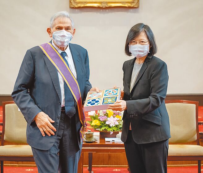 蔡英文总统（右）授勋美台商业协会荣誉主席伍佛维兹（左）(Paul D. Wolfowitz)「大绶景星勋章」。（总统府提供）