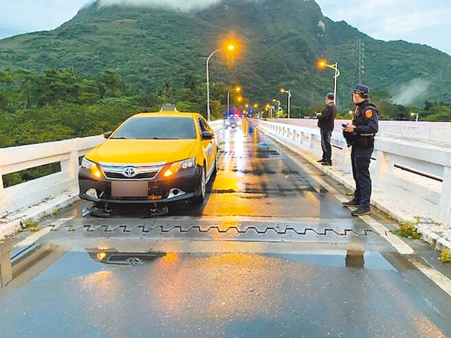 43岁吴姓女子疑酒后倒卧在桥上，被计程车碾压送医不治。（警方提供／王志伟花莲传真）
