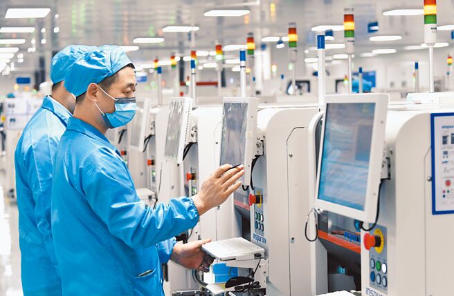 大陆国务院总理李克强认为，随防疫措施调整，大陆经济目前止跌向上。图为大陆山东济南的超高清新型显示器制造基地。（新华社）