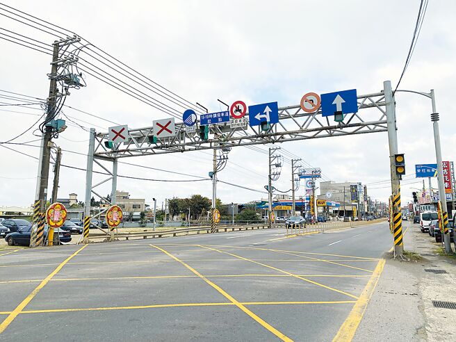 桃園市大園區中正東路至大園交流道車流量大，交通局自近民生南路口到平安路口，設約500公尺調撥車道，如今國2甲首段通車紓解中正東路車流，地方盼撤除調撥車道改畫機車專用道。（蔡明亘攝）