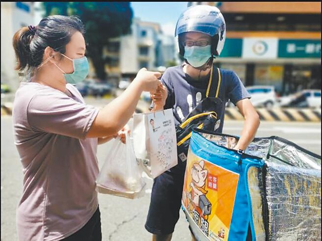 台南市政府经发局建置「台南便利送」网购平台，方便民眾线上订购台南市场美食。（台南市政府提供／张毓翎台南传真）