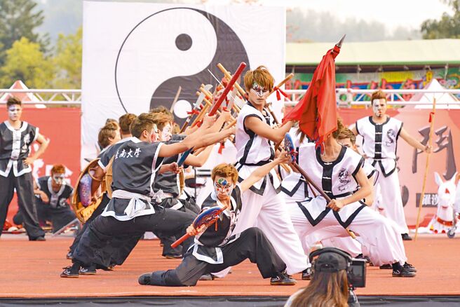 曾经3连霸的冠军队伍台南大学，对今年创意宋江阵有势在必得的决心。（高市观光局提供／柯宗纬高雄传真）