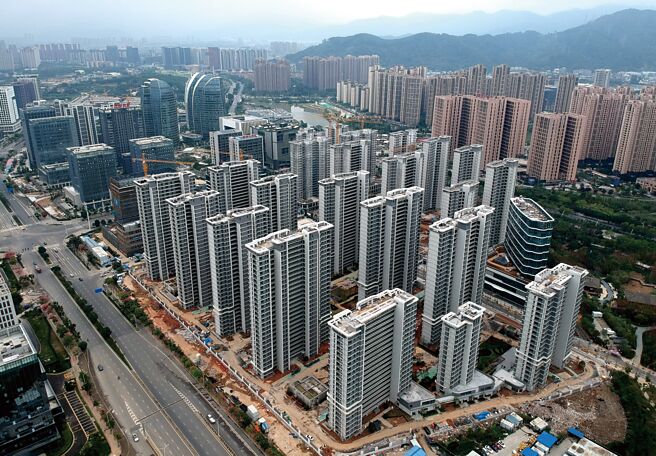 大陆全国住房和城乡建设工作会议日前在北京召开，要求房企改善资产负债状况，把资金监管责任落到位，防止资金抽逃，不能出现新的交楼风险。图为福建福州一处新建商品住宅。					（中新社）