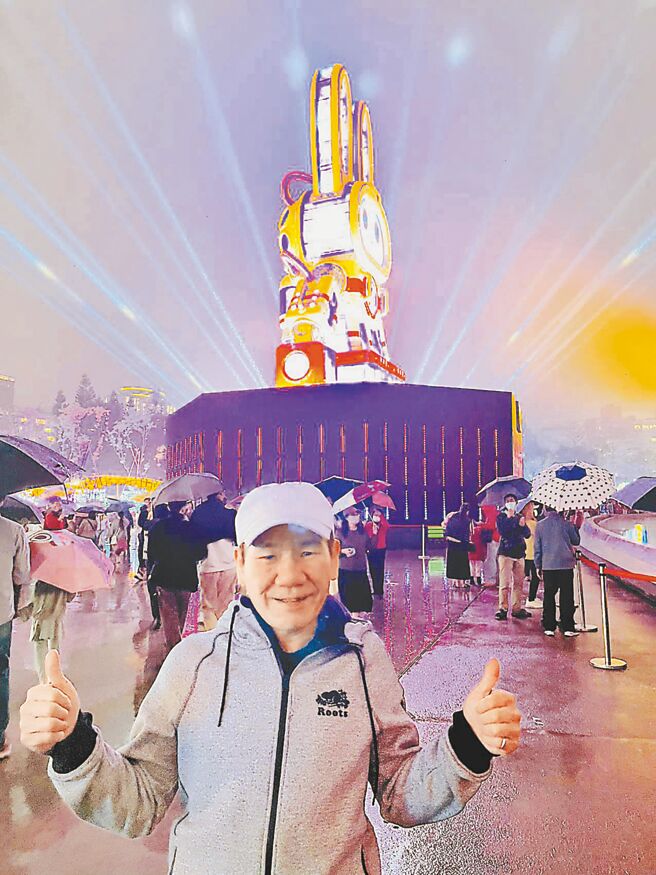 赵传专程去欣赏台北灯会，并跟主灯拍照。（摘自脸书）
