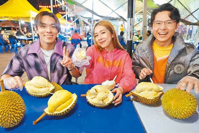 告五人在吉隆坡狂吃榴槤。（相信音乐提供）