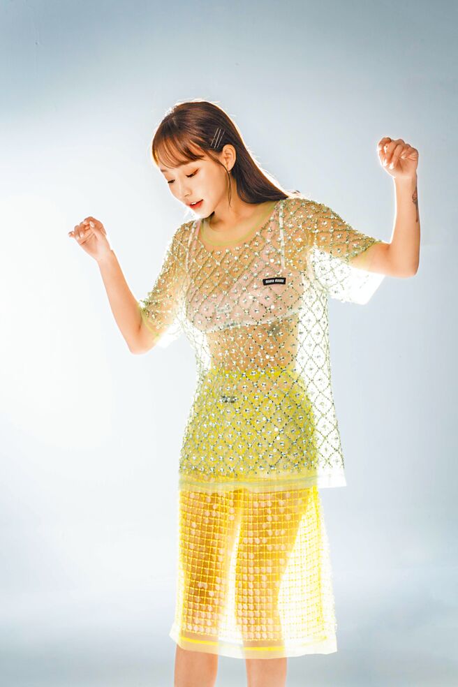 林襄透露工作服装选择无禁忌，今年春夏流行的透视对她而言也是小case，Miu Miu饰以水晶宝石透肤上衣和及膝裙，价格店洽。（石智中摄，妆髮／Candice翊轩）