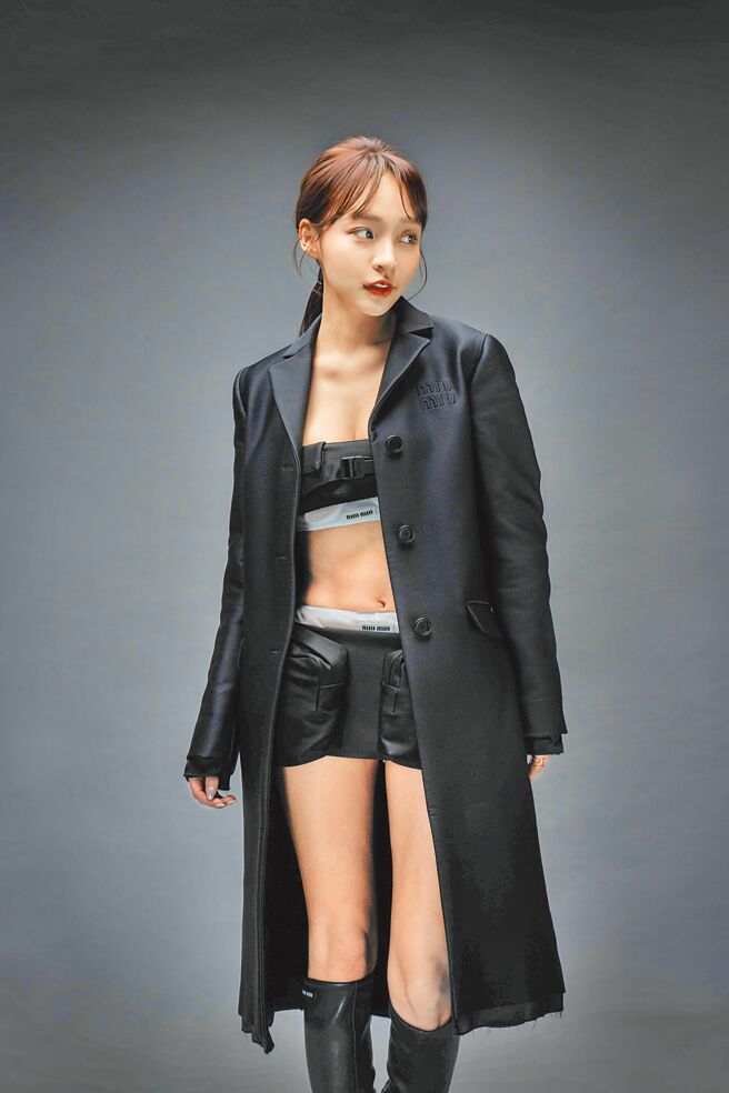 林襄坦言暴红压力大、没有私生活，不过感谢粉丝对她的喜爱、关注。Miu Miu细肩带短上衣，5万5000元、黑色短裙4万8000元。黑色排扣大衣、内搭内衣、棉质内搭裤，价格店洽。（石智中摄，妆髮／Candice翊轩）