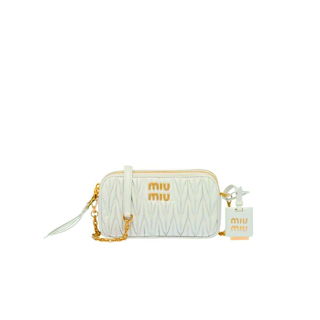 Miu Miu Matelasse纳帕软皮革小巧肩背包，5万7000元。（Miu Miu提供）