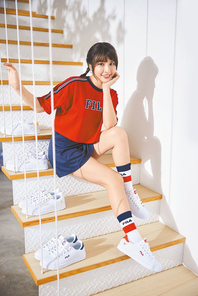 啦啦队女神峮峮一见FILA情人节限定小白鞋立刻包色表达喜爱，2080元。（FILA提供）