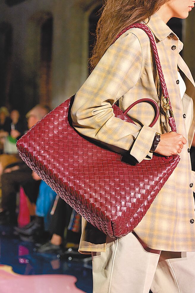 Bottega Veneta 2023春夏大秀上首度亮相的Andiamo，是本季品牌设计总监Matthieu Blazy力推的新包。（Bottega Veneta提供）