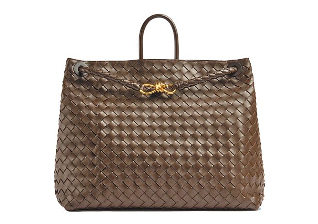 Andiamo深棕色编织羊皮大型手提包，23万8600元。（Bottega Veneta提供）