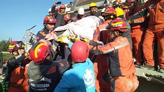黃金72小時後的奇蹟！中土救援隊聯手救出2名地震倖存者