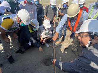 黃偉哲視察台南亞太國際棒球訓練中心 現場開挖內野土壤