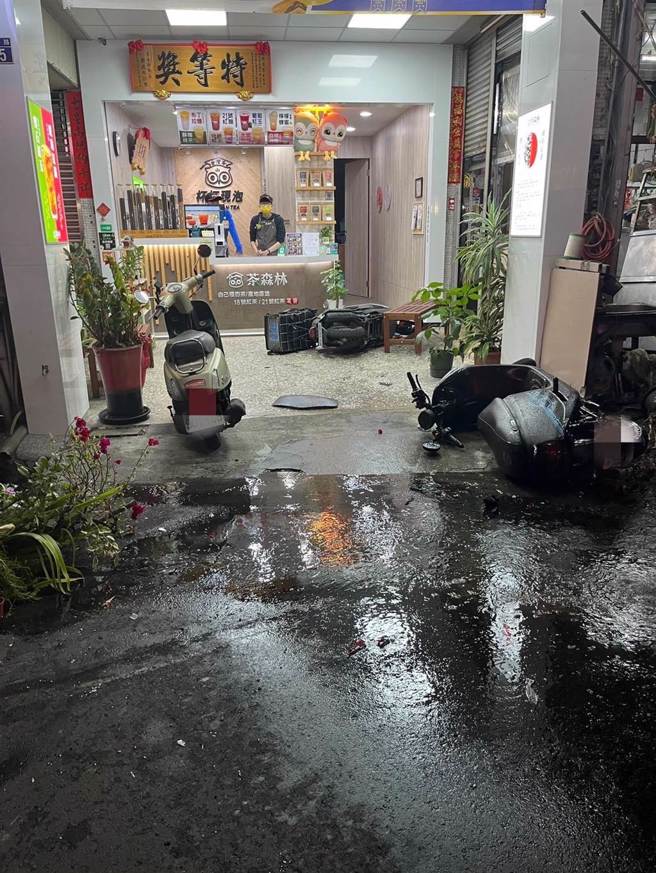 廖男駕駛的自小客車今天晚上失控撞上行人、汽機車，最後撞進一家麵店才停止。（民眾提供／張亦惠台中傳真）
