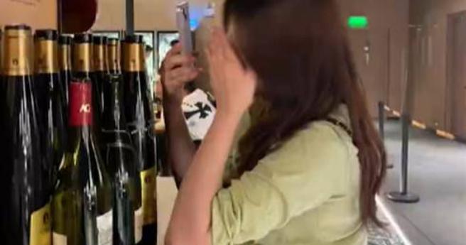 河南郑州一名女子，近日发现认识25年的闺蜜竟是公司副董事长。（图／翻摄自微博）