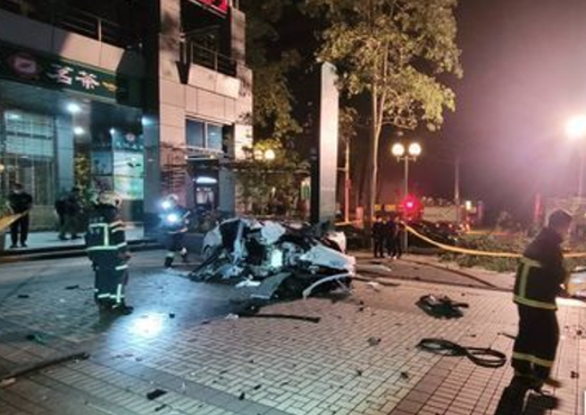 北市内湖特斯拉酒驾直撞路树4伤！副驾男命危。(叶庭欣/翻摄)