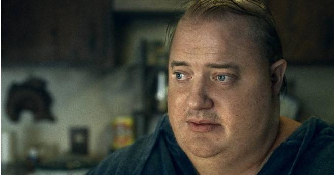 布兰登费雪为了《我的鲸鱼老爸》特地增胖，饰演罹患暴食症的同志爸爸。（图／车库提供）