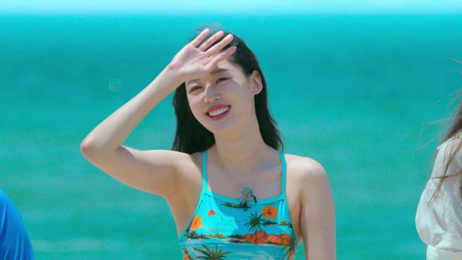 美女艺术家崔瑞恩外表神似女团成员雪炫，曾拿下2021年韩国小姐冠军宝座。（图／Netflix提供）