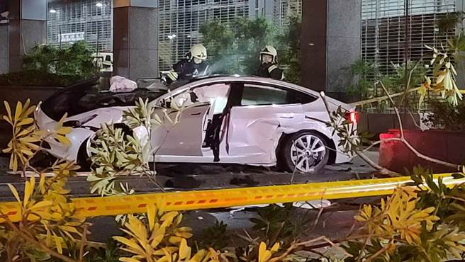 警方封锁现场调查这起车祸。（民眾提供）