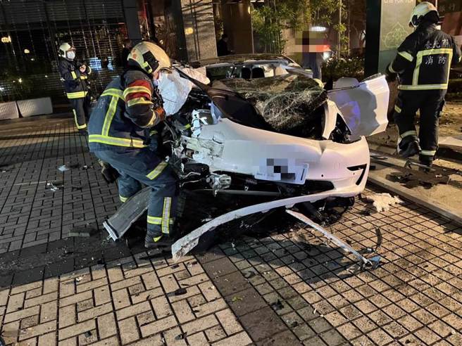 特斯拉因车主酒驾，车头全毁。（民眾提供）