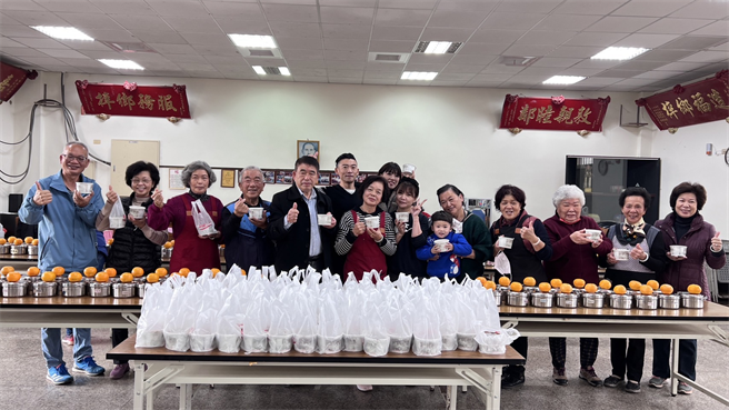 社区关怀据点的长辈们，能在寒冷的初春享用一碗热腾腾的烧仙草，真的是吃在嘴里、甜在心里。(图／金门城社区发展协会提供)