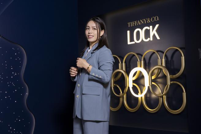 举重女神郭婞淳在TIFFANY信义区LOCK珠宝快闪店留下美丽倩影。（TIFFANY提供）
