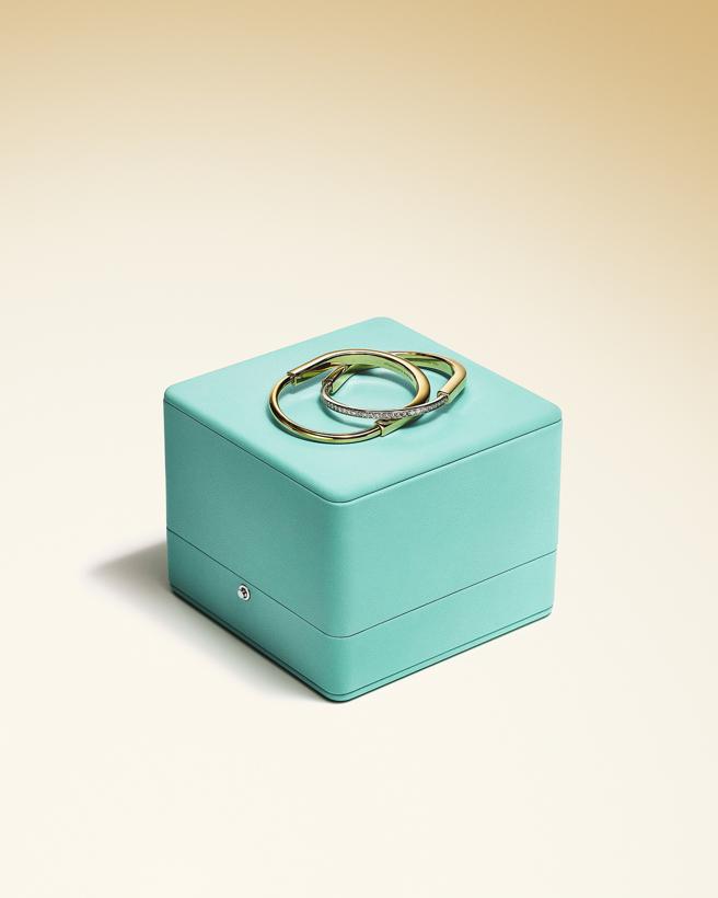 TIFFANY Lock手鐲，K金与白金款41万5000元，K金款20万5000元。（TIFFANY提供）