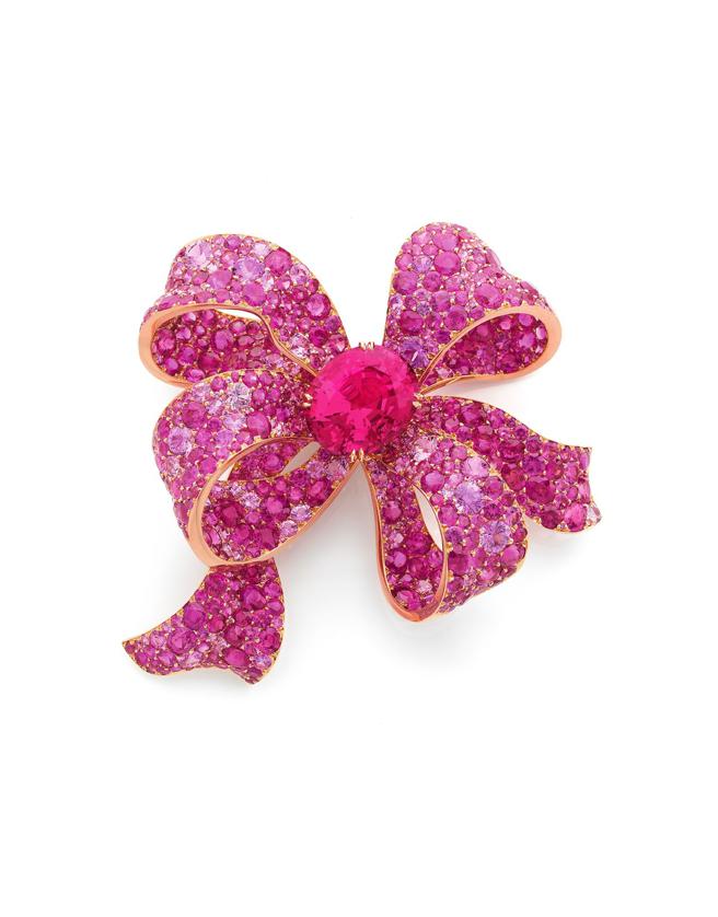 ANNA HU博尔蒂尼粉红尖晶石蝴蝶结胸针，主石为逾 21克拉尖晶石。（ANNA HU提供）