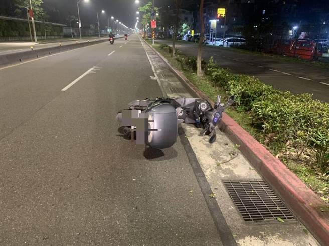 騎士不明原因自摔，送醫不治。（翻攝畫面）